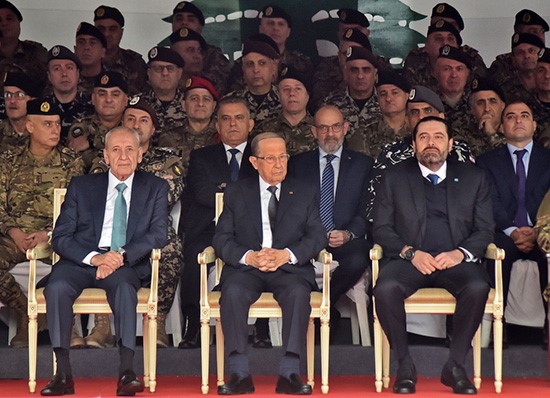 الرئيس اللبناني ميشال عون ورئيس مجلس النواب نبيه بري ورئيس الوزراء سعد الحريري خلال حضور العرض العسكري بمناسبة مرور 76 عاما على الاستقلال 
