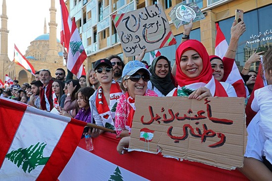 تجمعوا من مختلف المناطق رافعين شعارات منها "سأعيش لأجل وطني" و"لبنان رح يرجع"