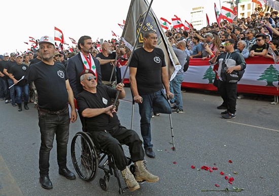 بالفيديو..المتظاهرون في لبنان يحيون ذكرى الاستقلال بعرض مدني وسط بيروت