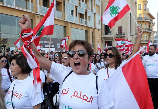 بالفيديو..المتظاهرون في لبنان يحيون ذكرى الاستقلال بعرض مدني وسط بيروت