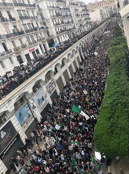 في الجمعة الـ40..الجزائريون مستمرون بالتظاهر للمطالبة بإلغاء الانتخابات الرئاسية