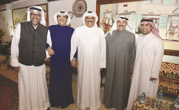 د.بشار عبدالحسين عبدالرضا متوسطا الفنان داود حسين وعبد الوهاب أحمد البابطين والحضور ﻿
