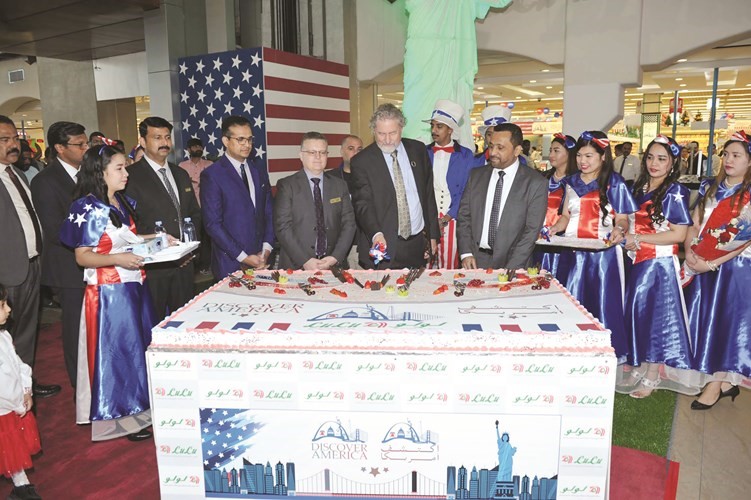 مشاركة بقطع كيكة مهرجان اكتشف أميركا في لولو هايبر ماركت﻿
