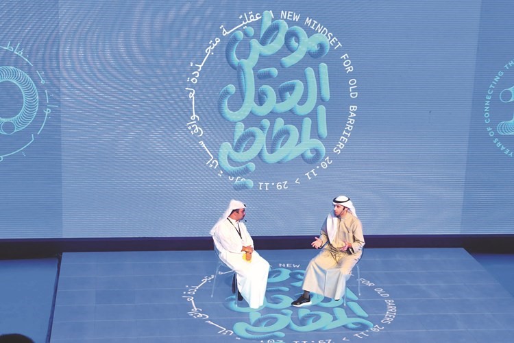 عبدالوهاب العيسى متحدثا للصحافي علي خاجه (قاسم باشا) ﻿