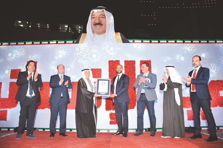 المستشار محمد أبوالحسن يتسلم شهادة «غينيس» لأكبر لوحة في العالم من الورد الاصطناعي من ممثل الموسوعة العالمية بحضور السفير د.جان معكرون وميشال الحاج ونايف العنزي 								                 (زين علام)