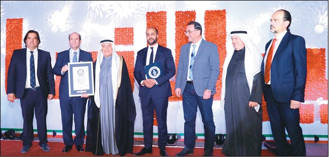 المستشار محمد أبوالحسن يتسلم شهادة «غينيس» من ممثل الموسوعة بحضور السفير اللبناني د.جان معكرون وميشال الحاج ونايف العنزي.. وفي الإطار لوحة «أمير الإنسانية»    		       (زين علام)