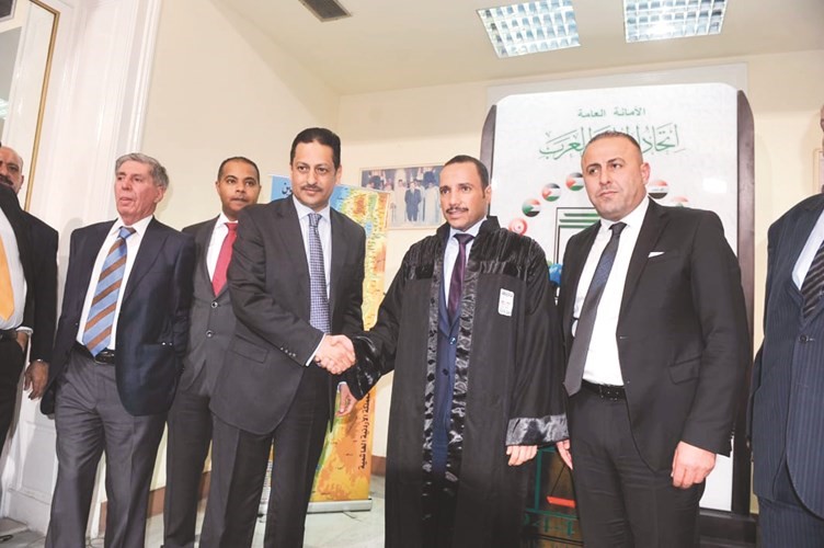 الرئيس الغانم بعد تقلده روب المحاماة وبجانبه ناصر الكريوين﻿