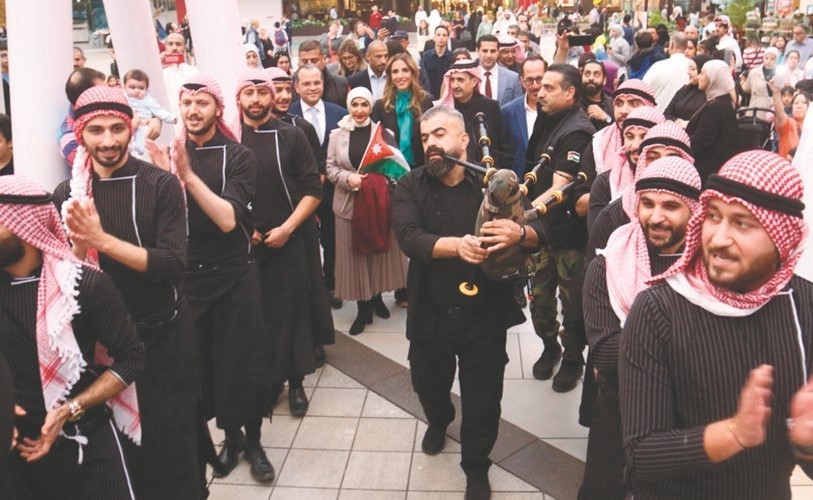 السفير صقر أبو شتال والشيخة انتصار المحمد خلال المشاركة في فعالية التعريف بالسياحة في الأردن﻿