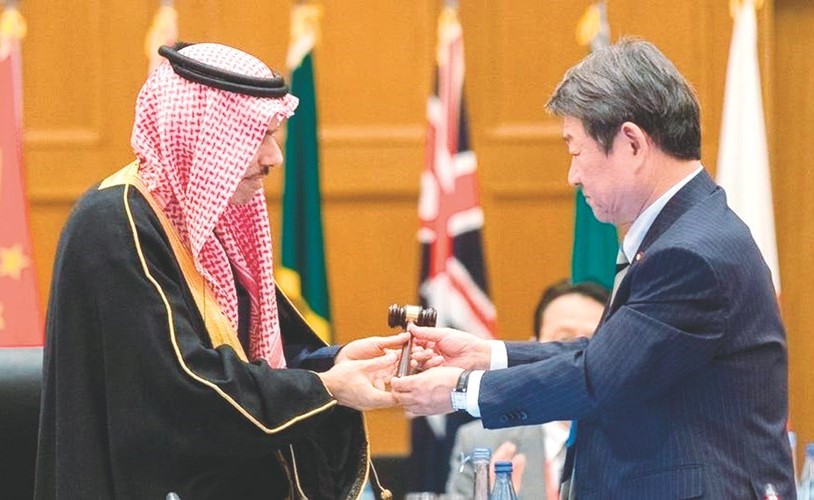 وزير الخارجية السعودي الأمير فيصل بن فرحان متسلما رئاسة مجموعة العشرين في اليابان أمس ﻿