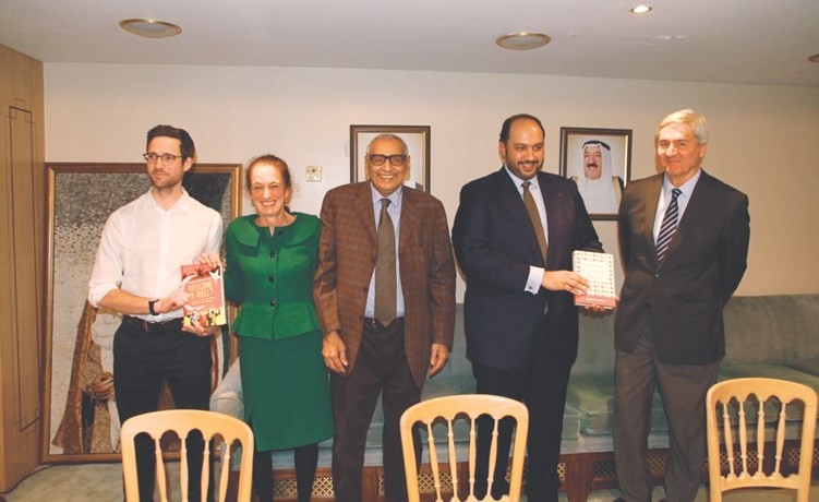 الشيخ مبارك العبدالله والسفير خالد الدويسان مع الفائزين بالجائزة ﻿