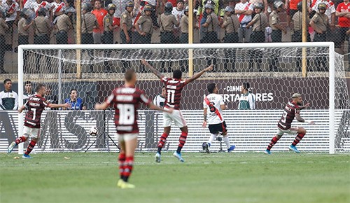 فلامينجو يلقن ريفر بليت درسا قاسيا ويتوج بلقب كأس ليبرتادوريس