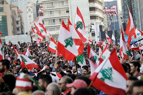 الاحتجاجات اللبنانية تدخل يومها الـ39 ..و"أحد التكليف" ينطلق في مختلف المناطق