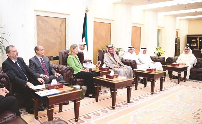 رئيس مجلس الأمة مرزوق الغانم خلال استقباله نائبة رئيس المفوضية السامية لشؤون اللاجئين التابعة للأمم المتحدة بحضور خالد الشطي ومبارك الحريص ود.عبدالكريم الكندري﻿