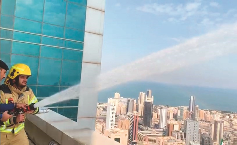 التعامل مع الحريق الوهمي بضخ المياه من علو﻿