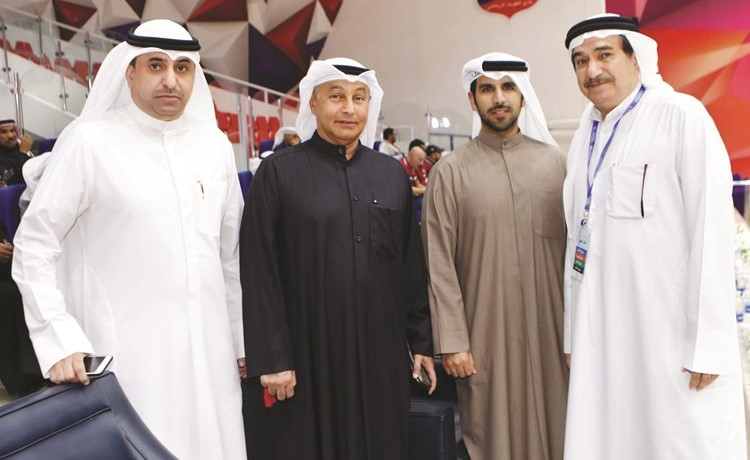الناصر وحسين المسلم يتوسطان رشيد العنزي وعبدالرحمن الخباز﻿