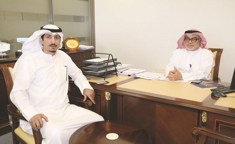 د.طلال المسعد متحدثا إلى الزميل عبدالله الراكان 		(زين علام)﻿