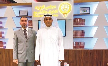 الوكيل المساعد عاصم حمد العاصم مع مراقب المركز الثقافي القانوني هشام نصرالله ﻿