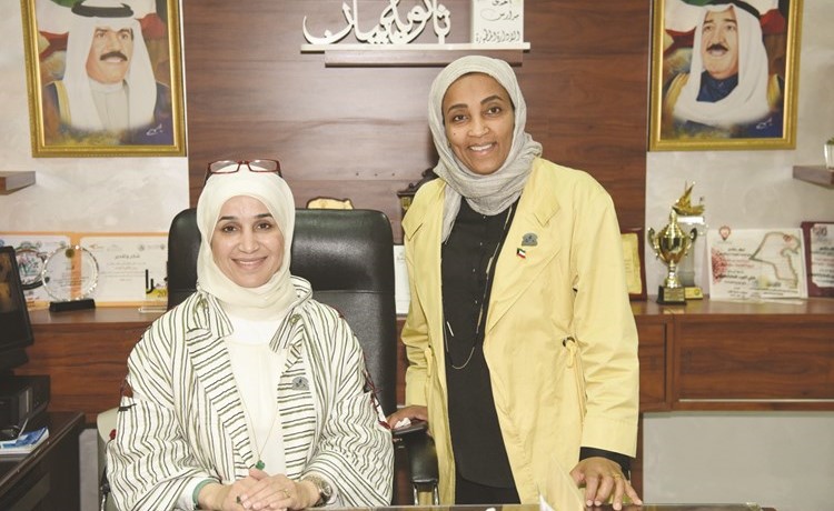 مديرة ثانوية بيان للبنات عالية دشتي والمديرة المساعدة أمل الفليج﻿