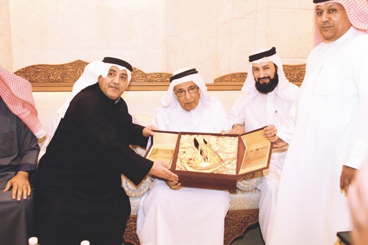 الشاعر الغنائي عبداللطيف البناي أثناء تسلم الدرع من فيصل العمر﻿