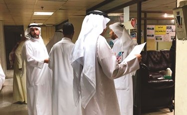 العازمي: رصد نحو 120 حالة إغلاق لمحلات تجارية مسجل عليها نحو 806 عمال