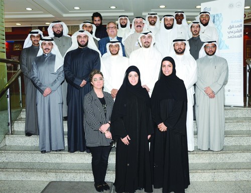  د.يعقوب الرفاعي في لقطة مع المشاركين في البرنامج