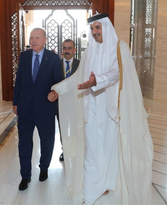 أمير قطر الشيخ تميم بن حمد خلال استقباله الرئيس التركي رجب طيب أردوغان 