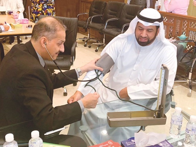 م.عبدالسلام الرندي خلال فحص ضغط الدم ﻿