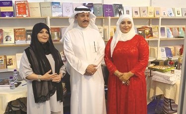 المستشار الثقافي السعودي بندر الجويعي مع د.نورة المليفي وعزيزة المفرج﻿