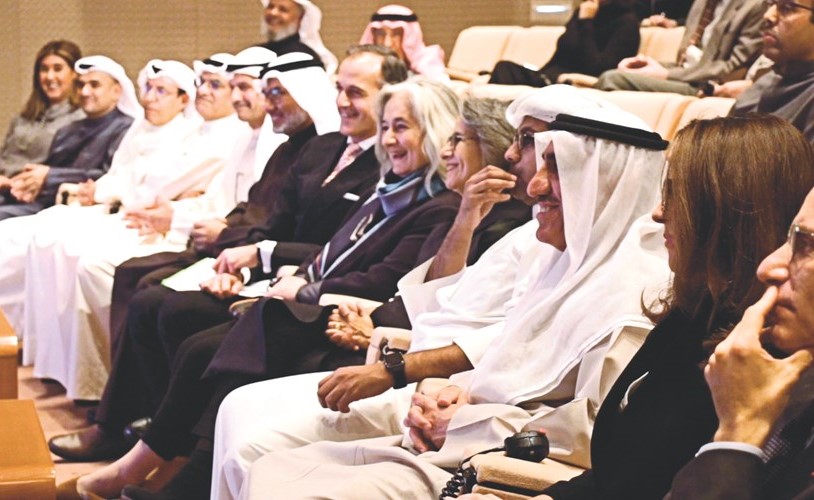 متابعة من الحضور ﻿