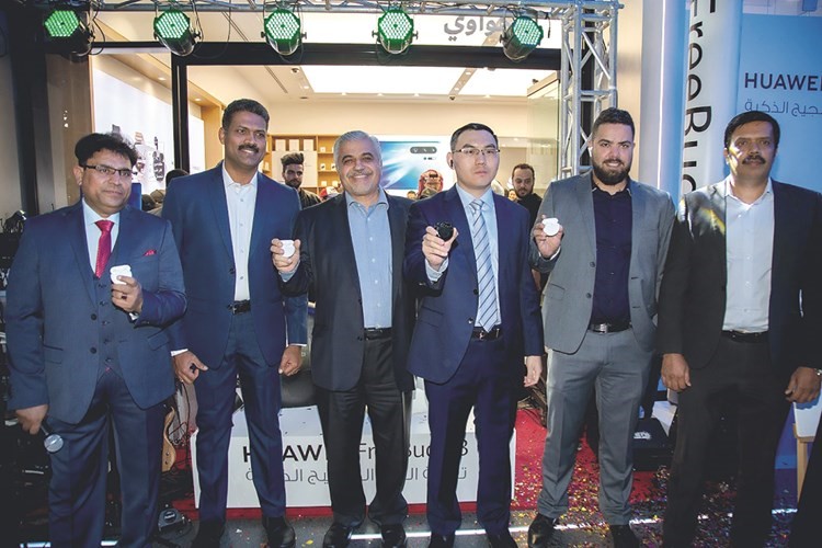 صورة جماعية لفريق عمل هواوي الكويت﻿
