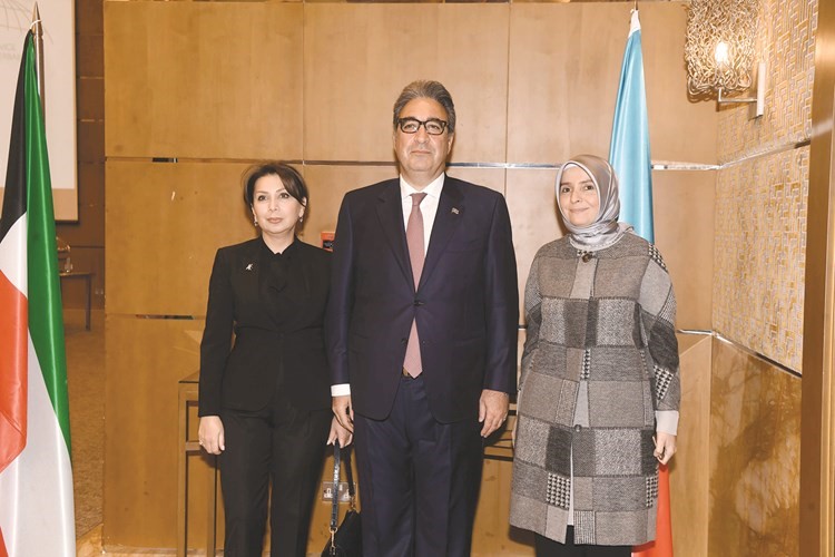 سفيرة تركيا عائشة كويتاك تقدم التهاني﻿