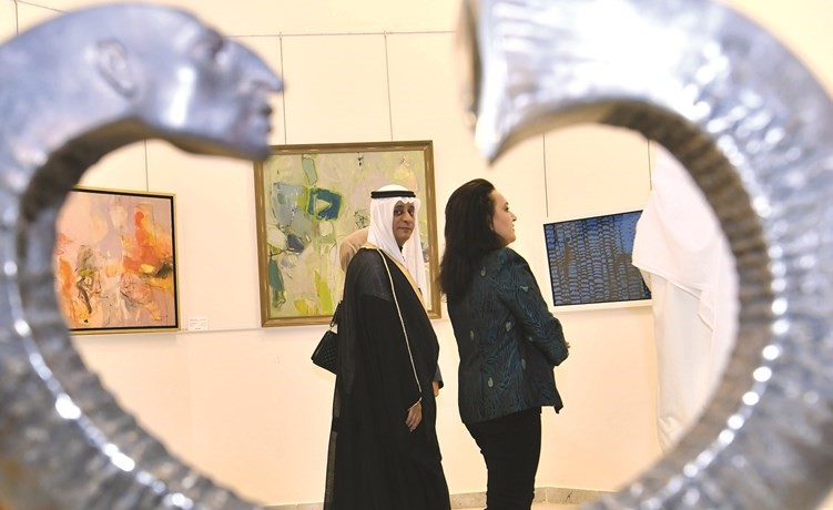 د.بدر الدويش ونظرة الى أحد الأعمال الفنية في المعرض	(قاسم باشا)﻿