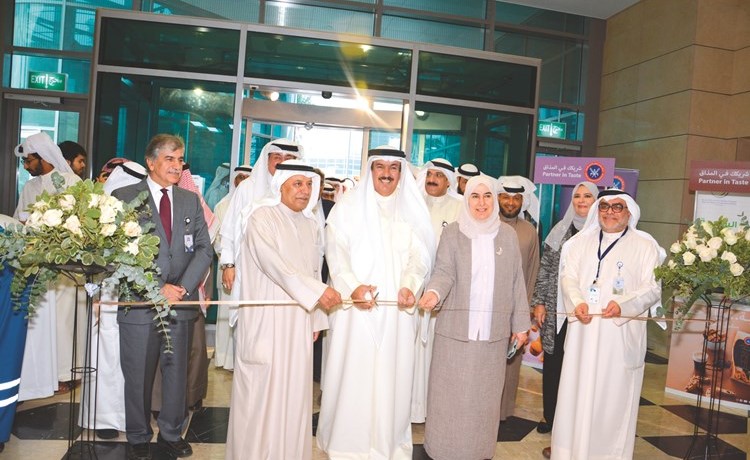 د.علي المضف ود.فاطمة الكندري ود.طلال المسعد افتتحوا معرض الفرص الوظيفية الثالث			(زين علام)﻿