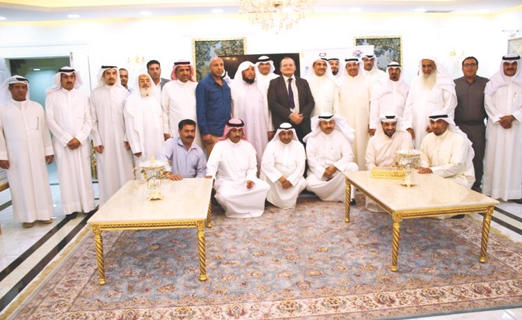 د.أحمد راغب والمشاركون في المحاضرة﻿