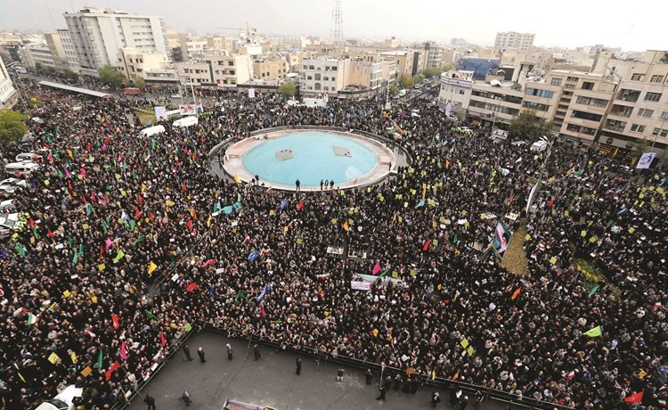 حشود من الايرانيين خلال مسيرات مؤيدة للحكومة في ساحة الثورة وسط طهران امس	(ا.ف.پ) ﻿