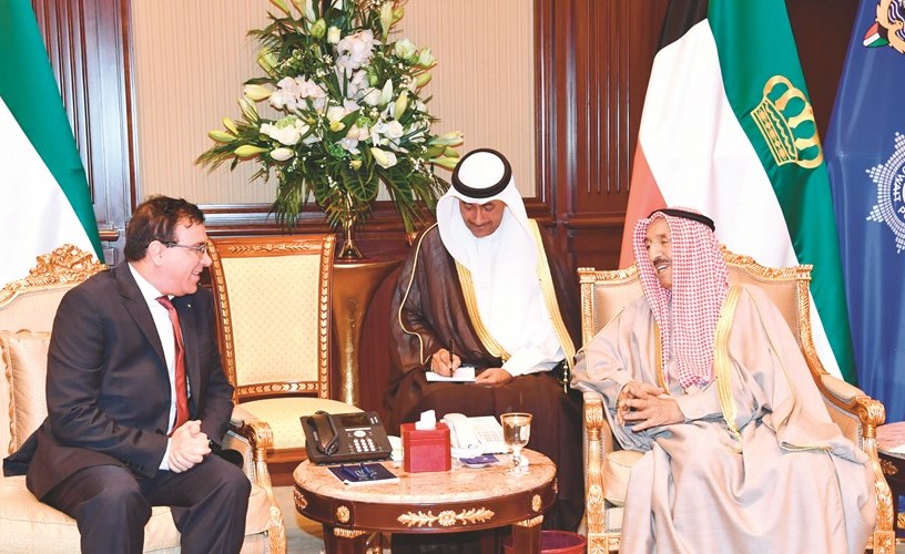 صاحب السمو الامير الشيخ صباح الاحمد خلال استقباله سفيرالجزائر ﻿