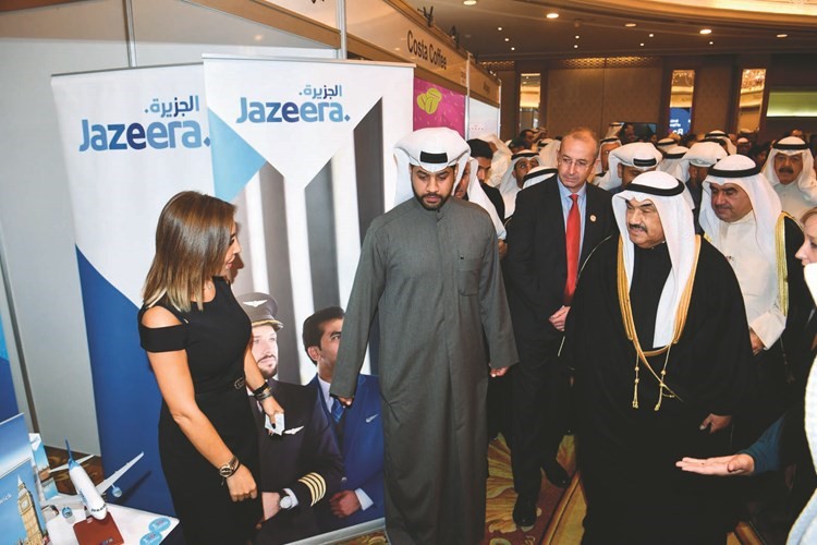  سمو الشيخ ناصر المحمد والسفير البريطاني مايكل دافنبورت واحمد بهبهاني في جناح شركة الجزيرة للطيران﻿