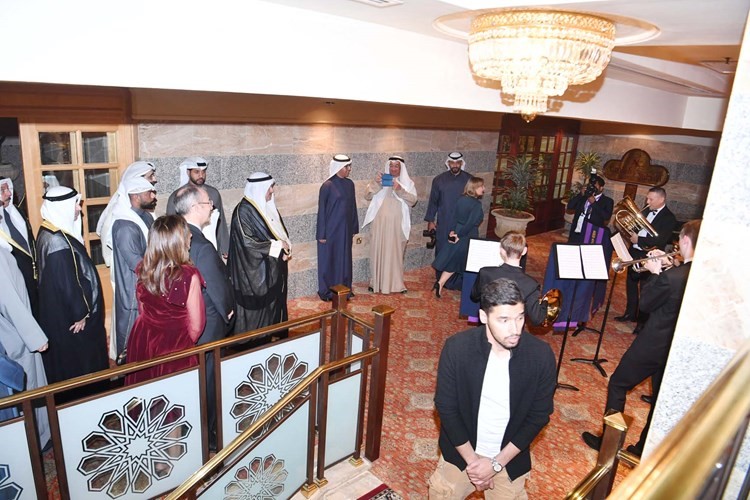 سمو الشيخ ناصر المحمد والسفير البريطاني مايكل دافنبورت واحمد بهبهاني مستمعين لعزف احدى الفرق البريطانية﻿