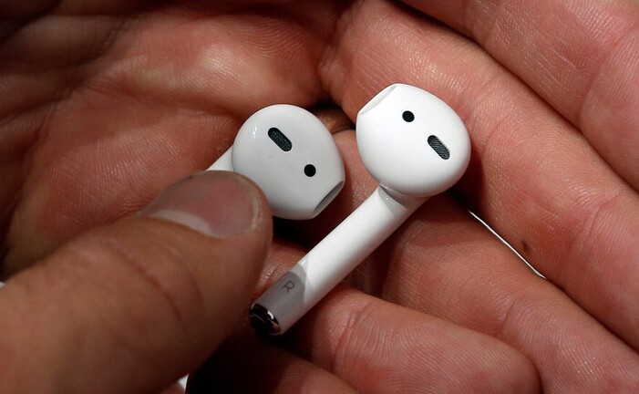 بالفيديو.. مخادع يشعل الإنترنت بسماعات AirPods مزيفة