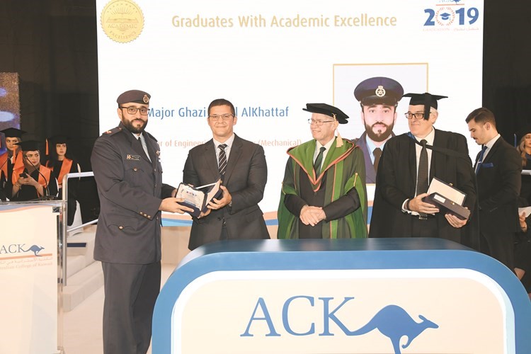 خريج يتسلم تكريمه﻿