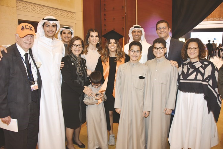 د.سعد العمري مع إحدى الخريجات وذويها﻿
