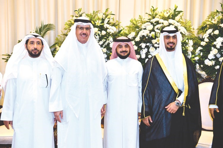 د.محمد الحويلة يقدم التهاني للمعرس يوسف السويري وخاله عبدالله الداهش ود. فلاح السويري﻿