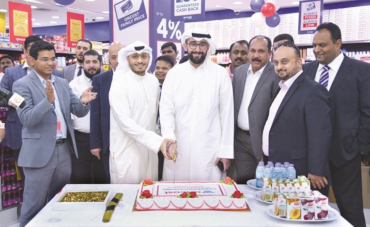 مشاركة بقطع كيكة حفل الافتتاح﻿