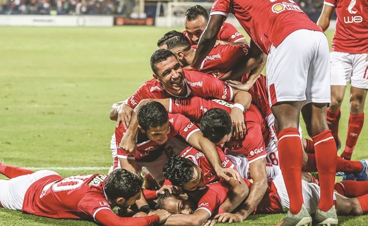 لاعبو الاهلي وفرحتهم الكبيرة بزميلهم وليد سليمان عقب الهاتريك﻿