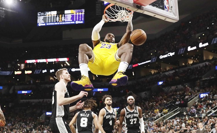 يانيس يسجل 50 نقطة.. والملك يبقي «ليكرز» في قمة الـ NBA