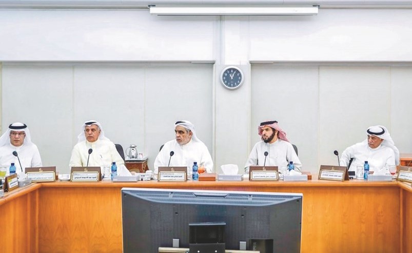 شعيب المويزري ود.عادل الدمخي وعدنان عبدالصمد وعبدالله الرومي ومبارك الحريص خلال الاجتماع﻿