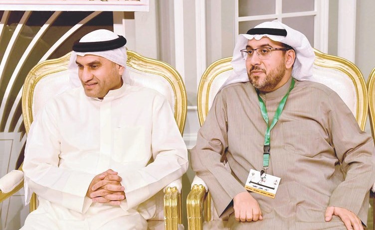 النائبان أسامة الشاهين وعبدالله الكندري خلال الندوة﻿