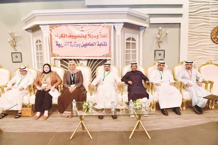 صالح العازمي وعدد من النقابيين والحضور 	(متين غوزال) ﻿