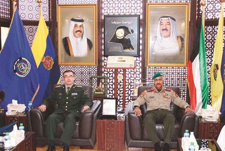 الفريق الركن محمد الخضر مستقبلا الملحق العسكري لجمهورية الصين﻿
