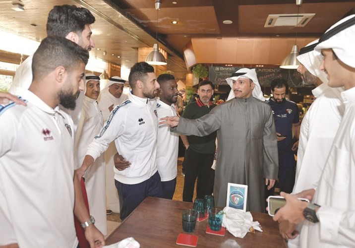 مرزوق الغانم متحدثا إلى اللاعبين﻿